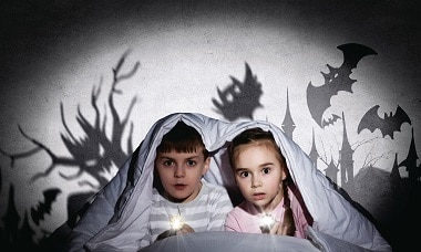 Дети под одеялом бояться привидений