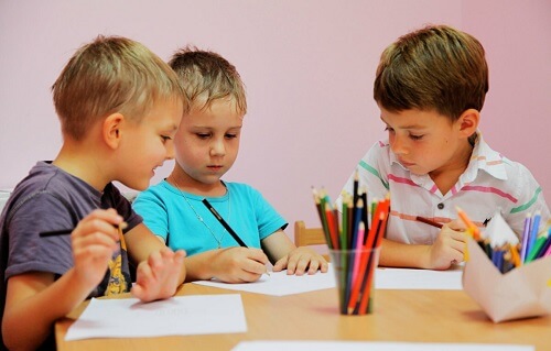 Три мальчиками с карандашами и ручками 67